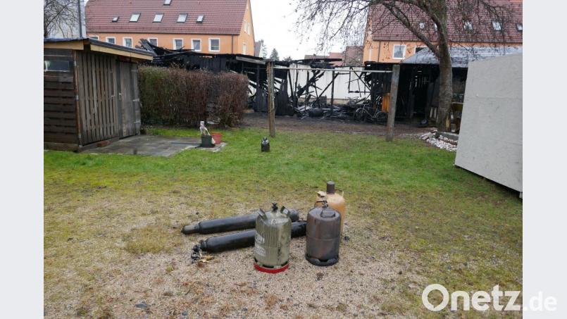 Auch Gasflaschen waren in der Holzlege gelagert - ein erhebliches Gefahrenpotenzial bei der Brandbekämpfung. Bild: mor