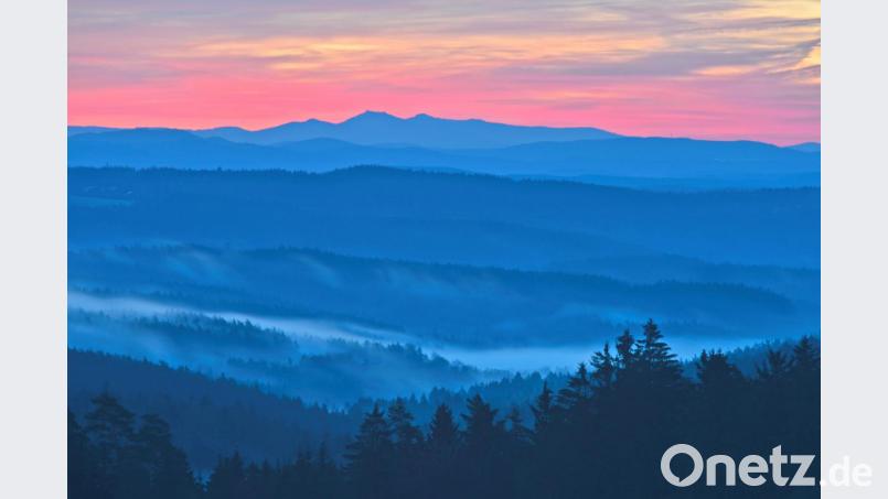 Das Arber-Massiv von Hainstetten aus gesehen. Die Luftlinie Richtung Osten beträgt ungefähr 100 Kilometer. Bild: Günter Moser