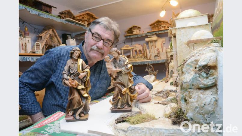 Josef Hierold aus Pirk handelt mit Krippenfiguren. Er weiß, wie eine Josefsfigur dargestellt werden muss. Bild: Gabi Schönberger