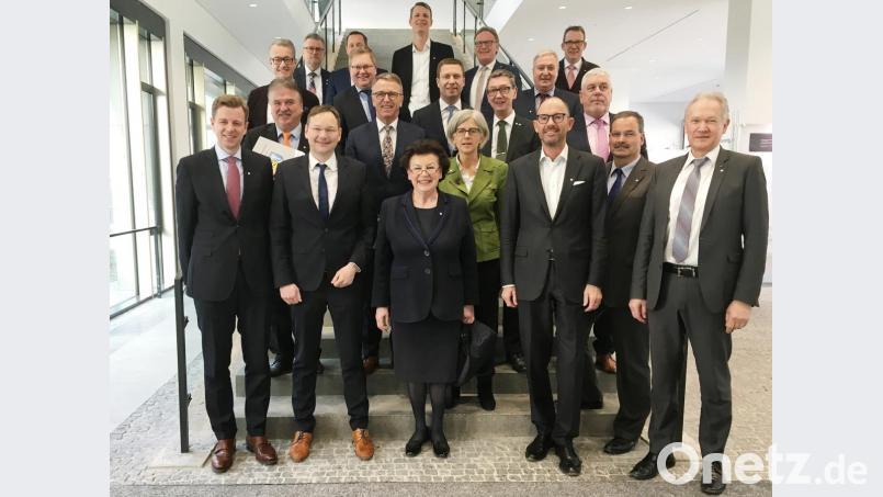 Im Bild vorne von links nach rechts: Landrat Oliver Bär (Landkreis Hof), Staatsminister Hans Reichhart, Birgit Seelbinder (Präsidentin Euregio Egrensis), Christa Standecker (Geschäftsführerin Metropolregion Nürnberg), Professor Klaus Wübbenhorst (Metropolregion Nürnberg), Günter Finzel (Geschäftsführer Forum Verkehr und Planung), Landrat Karl Döhler (Politischer Sprecher Forum Verkehr und Planung, Landkreis Wunsiedel); zweite Reihe von links: Landrat Klaus-Peter Söllner (Landkreis Kulmbach), Franz Stahl (2. stellvertretender Ratsvorsitzender Metropolregion Nürnberg), Landrat Matthias Dießl (Landkreis Fürth), Andreas Mäder (Geschäftsführer VGN), Oberbürgermeister Norbert Tessmer (Stadt Coburg); dritte Reihe: Bürgermeister Patrick Ruh (Stadt Feuchtwangen), Oberbürgermeister Michael Cerny (Stadt Amberg), Harald Leupold (Koordinator Leitbild WaBe), Wolfram Brehm (Stv. Wirtschaftsvorsitzender Metropolregion Nürnberg); letzte Reihe: Bürgermeister Michael Göth (Stadt Sulzbach-Rosenberg), Landrat Armin Kroder (1. stellvertretender Ratsvorsitzender Metropolregion Nürnberg, Landkreis Nürnberger Land), Oberbürgermeister Matthias Thürauf (Stadt Schwabach). Bild: exb