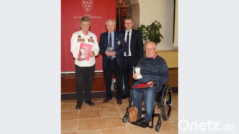Langjährige organisatorische Leistungen werden ebenfalls gewürdigt (von links): Werner Fischer, Georg Lehner, Bürgermeister Michael Göth und Manfred Dütsch. Bild: mfh