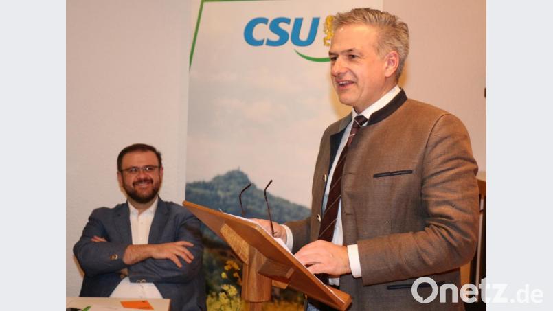 Überörtliches Denken forderte Landratskandidat Roland Grillmeier bei der JHV der CSU Kastl. Einer großen Landstadt Fichtelgebirge erteilte er aber eine Absage. Bild: rpp