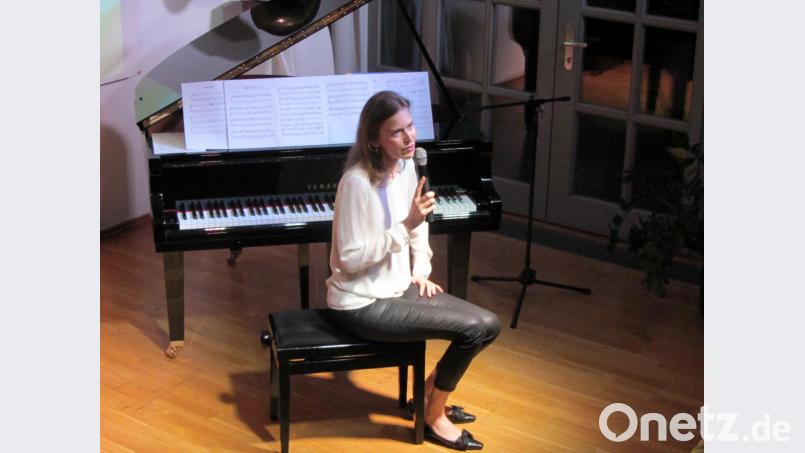 Pianistin Anna Sutyagina versorgte das Publikum in der Kulturscheune Elbart auch mit vielen Hintergrund-Informationen zur Neuen Klassik. Bild: aks