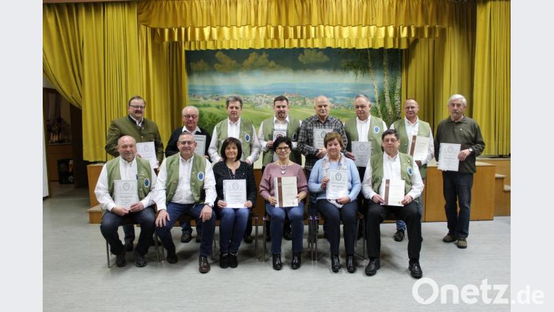 Urkunden und Ehrenzeichen erhielten die langjährigen Mitglieder des Oberpfälzer Waldvereins Thanhausen. Im Bild(hinten von links): Bürgermeister Alfred Stier, Josef Bäuml, Willibald Sladky, Andy Schwamberger, Franz Häring, Klaus Keim, Gerald Helm und Willibald Franz sowie (vorne von links) Josef Hecht, Vorsitzender Bernd Schwamberger, Elisabeth Sladky, Gertraud Franz, Gertraud Häring und Alois Sladky. Bild: rdh