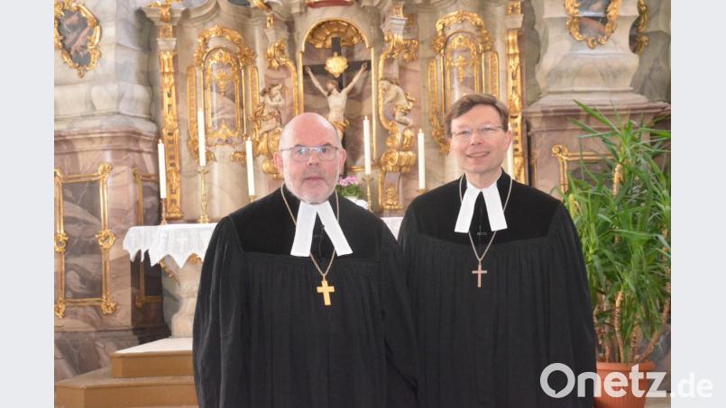 Regionalbischof Hans-Martin Weiss (links, mit Dekan Wenrich Slenczka) verabschiedet sich am Sonntagvormittag in St. Michael mit sehr persönlichen Worten . Bild: Kunz