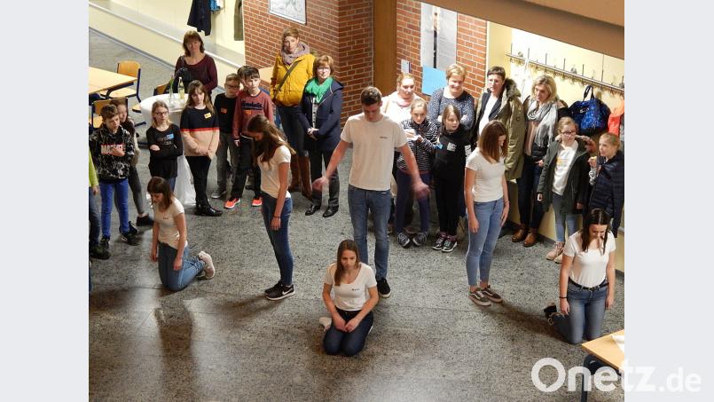 Das Unterstufentheater bereicherte die Veranstaltung mit einer Aufführung. Bild: exb