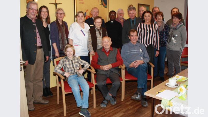 Im Bild der Jubilar (vorne Mitte) mit den Gratulanten, darunter Plößbergs Bürgermeister Lothar Müller (Neunter von links), Pfarrvikar Florent Mukalay Mukuba (Siebter von links) und Polizeihauptkommissar Werner Ochantel (Fünfter von links) von der Verkehrspolizeiinspektion Weiden. Bild: lk