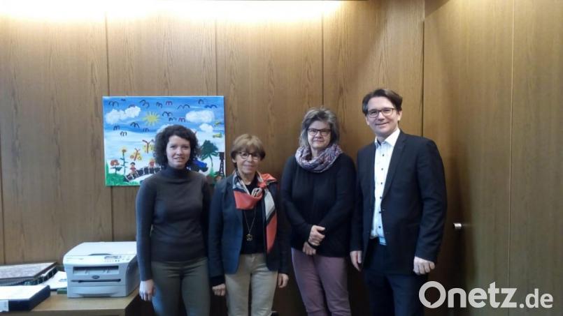 Das Bayernwerk spendet der Gemeinde 1000 Euro für soziale und kulturelle Zwecke. Der Kommunalbetreuer Markus Windisch (rechts) hat die Spende Bürgermeisterin Marianne Rauh überreicht, die das Geld verteilt an das Team des Erlebnisgartens „Schlupfwinkel“ und den Kindergarten, der die Summe in Spielgeräte und Lernmaterial für den neuen Anbau investieren wird. Rauh dankte Windisch im Beisein der Kinder- und Jugendbeauftragten Beate Spickenreuther (Zweite von rechts) und der Kindergarten-Mitarbeiterin Stefanie Peschla (links). Bild: eig