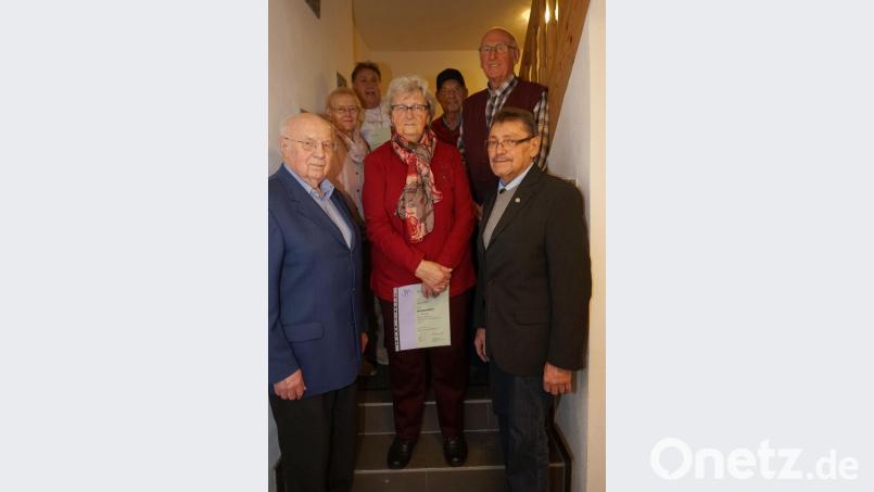 Bei der Jahreshauptversammlung gab es zahlreiche Ehrungen für langjährige Mitglieder. Marianne Marx wurde für 60 Jahre Mitgliedschaft gewürdigt, Jette Dress ist 40 Jahre bei den Siedlern. Im Bild von links Hermann Krämer, Marianne Marx, Wolfgang Kellner, Jette Dress, Walter Horn, Herbert Michl, Zweiter Bürgermeister Karl Busch. Bild: abi
