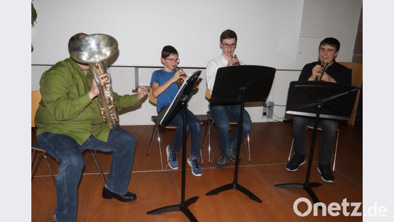 Das Blechbläserensemble der Städtischen Sing- und Musikschule gibt dem Abend den musikalischen Rahmen. Bild: mfh