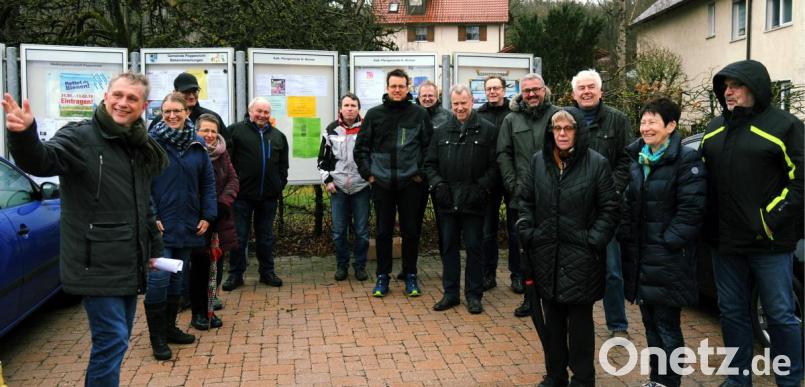 &quot;Dort drüben entsteht unser neuer Dorfplatz, unser Mittelpunkt des Ortes und nun können wir ausschreiben, denn das ALE hat unsere, mit den Bürgern abgestimmten Pläne genehmigt&quot;, sagte Hermann Böhm (links) beim Bürgergespräch in Poppenricht. Bild: gfr