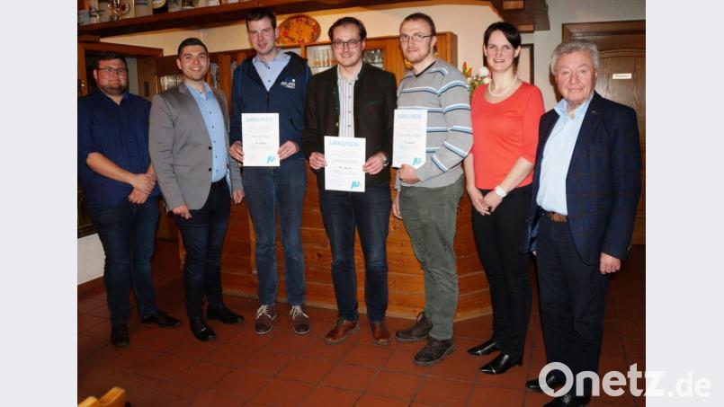 Philipp Troppmann (zweiter von links) ehrt im Beisein von Fördermitglied Michael Koller (rechts), Kreisvorsitzender Christina Bauer und Christoph Götz (links) treue Mitglieder der Jungen Union. Bild: weu