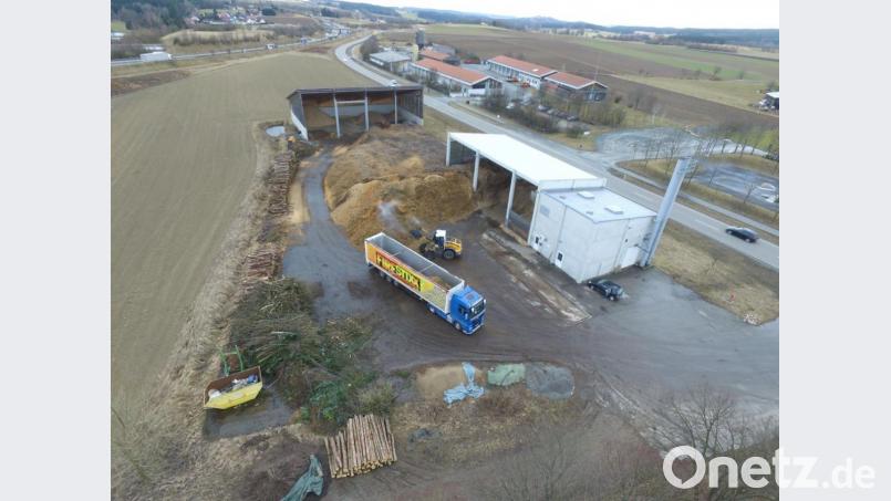 Die Lager im Hackschnitzelheizwerk der Naturenergie sind gut gefüllt. Es ist nicht ganz einfach, das Material in Zeiten des Überschusses an Brennholz abzusetzen. Noch dazu, wenn von einigen Waldbauern die Lieferbedingungen zur Qualität des Materials nicht eingehalten werden. Bild: dob