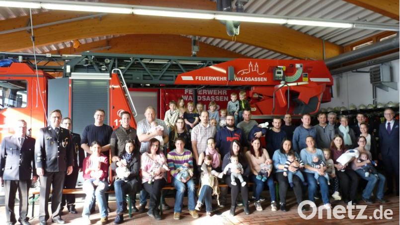 Beim Neugeborenenempfang der Stadt erhielten die Familien ein Lätzchen mit dem Wappen der Stadt Waldsassen, ein Löschspray sowie Müllsäcke, die die Müllprobleme zuhause lösen sollen. Bürgermeister Bernd Sommer (rechts) gratulierte allen Eltern zusammen mit den Kommandanten der Ortsteilwehren und dem Vorsitzendenm der Feuerwehr Waldsassen, Dr. Wolfgang Fortelny. (links). Bild: flm