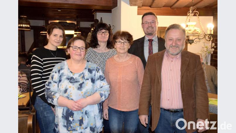 Der neu gewählte Vorstand des Gartenbauvereins Mendorferbuch kümmert sich in den nächsten vier Jahren nicht nur um den Blumenschmuck daheim, sondern auch um die öffentlichen Anlagen im Dorf (von links): Sonja Scharl, Gabriele Hartmann, Brigitte Weber, Edeltraud Seitz und Vorsitzender Johann Seitz. Darüber freut sich auch Bürgermeister Florian Junkes (Zweiter von rechts). Bild: bö