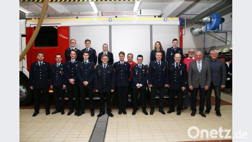 Die Kommandanten Rudi Schüller und Michael Reindl (von links) beglückwünschten die Teilnehmer der Ausbildung zusammen mit Werner Cermak, Bürgermeister Roland Strehl, Alois Schwanzl und Kreisbrandinspektor Hubert Blödt (von rechts). Bild: egl
