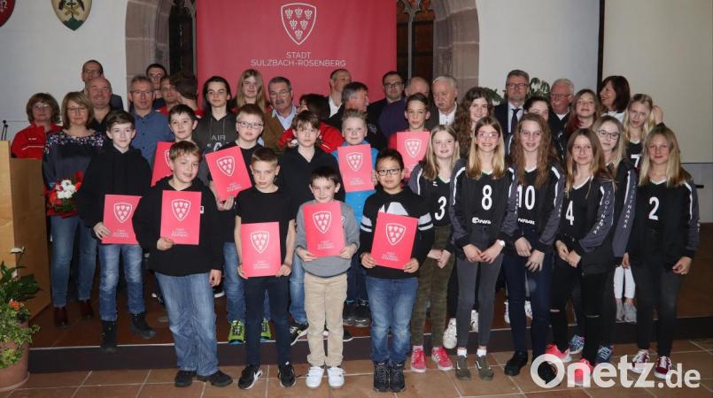 Mit zwei Mal Silber und acht Mal Bronze würdigt die Stadt die erfolgreichsten Mannschaften. Bild: mfh