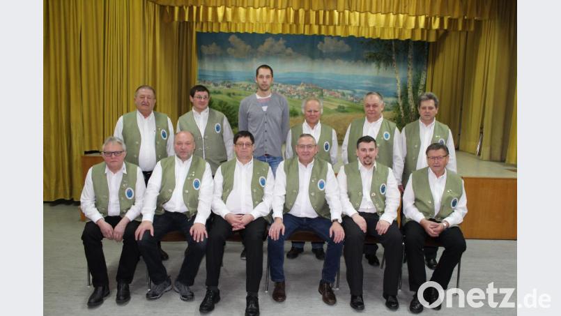 Der OWV-Vorstand (hinten von links): Beisitzer Michael Heldwein sen. und Wolfgang Gleißner, Fotowart Holger Wolfrum, Markierungswart Bernhard Schwamberger, Bankwart Klaus Keim, Wanderwart Willibald Sladky sowie (vorne von links) Vogelwart Hubert Schwamberger, Kassier Josef Hecht, 2. Vorsitzender Alois Sladky, Vorsitzender Bernd Schwamberger, Schriftführer Andreas Schwamberger, Beisitzer Norbert Falk.

(von links sitzend) Vogelwart Hubert Schwamberger, Kassier Josef Hecht, 2. Vorsitzender Alois Sladky, 1. Vorsitzender Bernd Schwamberger, Schriftführer Andreas Schwamberger, Beisitzer Norbert Falk

(nicht im Bild Erhard Franz und Willibald Schwägerl) Bild: rdh
