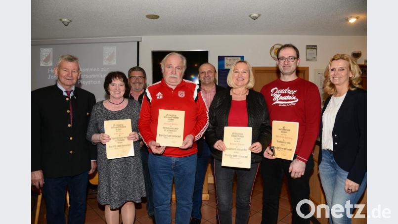 BLSV-Kreisvorsitzender Ernst Werner überreicht die hohen Auszeichnungen des Verbandes an Irene Bock, Michael Piehler, Renate Zehent und Winfried Hartwig (von links). Dazu gratullieren auch 2. Vorsitzender Sepp Hartung, 1. Vorsitzender Josef Windirsch und Zweite Bürgermeisterin Andrea Lang. Bild: bey