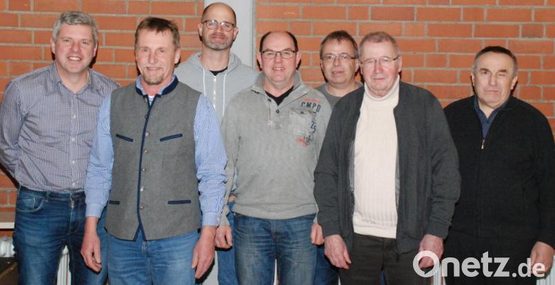 Sie bilden in den nächsten sechs Jahren die Kirchenverwaltung Aschach/Raigering (von links): Norbert Weiß, Klaus Donhauser, Stefan Binner, Hermann Pirzer, Roland Erras, Alfred Schorner, Pfarrer Eduard Kroher. Bild: sche