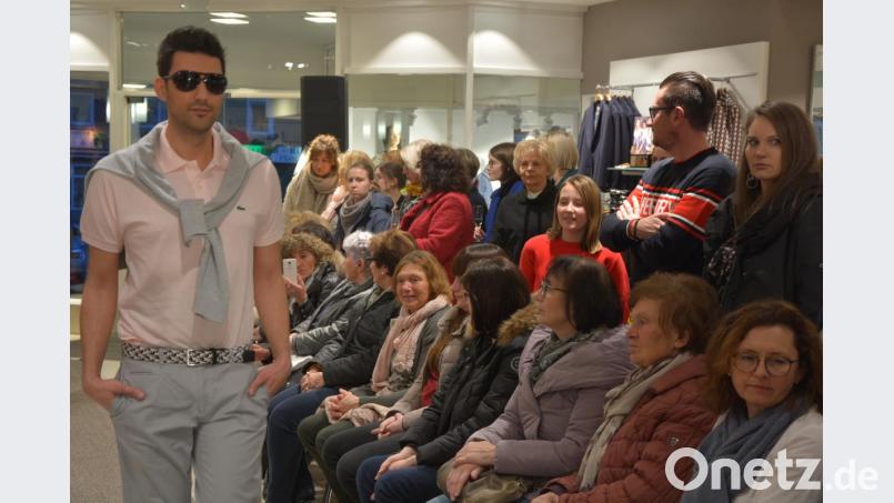 Die neueste Frühjahrs- und Sommerkollektion gab es am Freitagnachmittag bei zwei Modenschauen im Modehaus Zeitler zu bewundern. Gefragt sind für die diesjährige Saison viel Farbe in allen Variationen. Sechs Profimodells zeigten den Zuschauerinnen, was heuer modemäßig alles möglich ist. Bild: jr