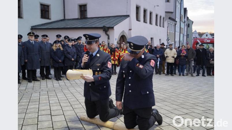 Auf einem Holzscheit bitten Kommandant André Stessmann und Vorsitzender Christian Münchmeier (von rechts) um Anhörung Bild: arw