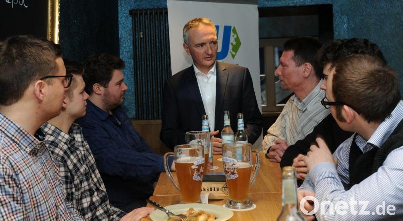 Im Lokal Blaues Haus traf sich Landtagsabgeordneter Harald Schwartz (Mitte) mit der Jungen Union aus Amberg – allen voran Kreisvorsitzende Tobias Neudecker (links neben Schwartz). Bild: gf