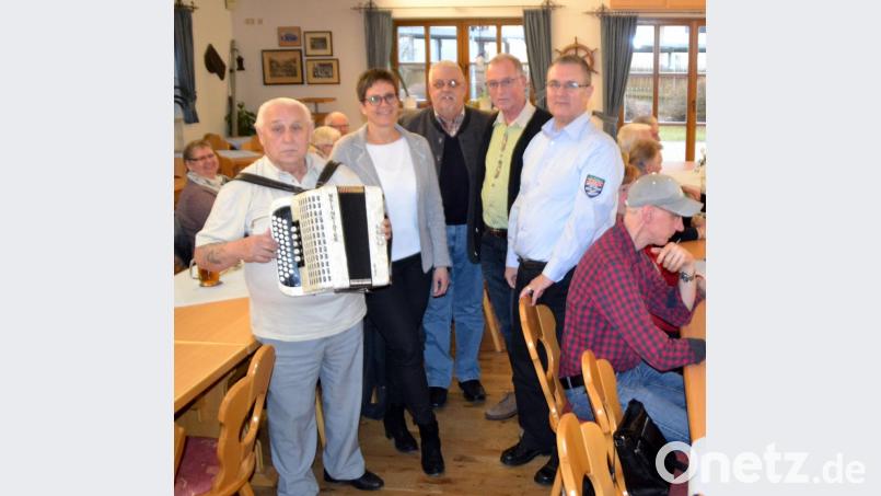Die Vorsitzenden der Kameradschaften, Bernhard Czichon, Peter Ertl und Alfons Landgraf (von rechts), freuen sich, Musikant Hans Seebauer und SPD- Fraktionsbeirätin Anke Reiß in ihren Kreis aufnehmen zu können. Die &quot;7er&quot; zählen damit jetzt 255 Mitglieder. Bild: hcz