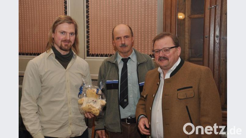 Beim letzten Jahresbericht von Förster Günter Mayr (Mitte) war auch sein Nachfolger Stefan Gradl (links) dabei. Für den hatte Bürgermeister Alfred Stier einen „Begrüßungs-Bären“ dabei. Der war freilich auch als Präsent für den Nachwuchs gedacht, nachdem Gradl vor kurzen Vater wurde. Bild: ws