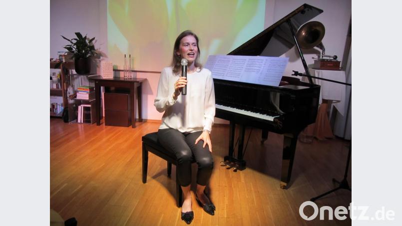 Pianistin Anna Sutyagina versorgte das Publikum in der Kulturscheune Elbart auch mit vielen Hintergrund-Informationen zur Neuen Klassik. Bild: aks