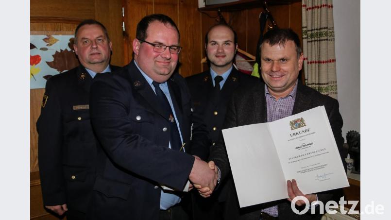 Josef Schmidt (Zweiter von links) erhält von Bürgermeister Karlheinz Budnik (rechts) und Kreisbrandrat Marco Saller (Zweiter von rechts) das Ehrenzeichen in Silber. Bild: rw