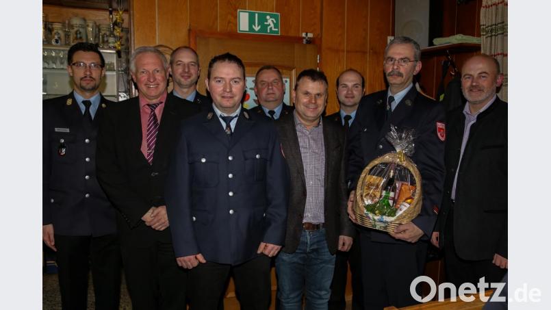 Der neue Kommandant der Feuerwehr Naabdemenreuth heißt Johannes Uhl (Vierter von links). Als Stellvertreter steht ihm der bisherige Kommandant Stefan Gralla (Dritter von links) zur Seite stehen. Der bisherige Stellvertretende Kommandant Alfred Übelacker (Zweiter von rechts) zog sich nach 24 Jahren zurück. Dem neuen Team gratulieren Kreisbrandmeister Matthias Höning, Stadtrat Stefan Seitz, Kreisbrandinspektor, Martin List, Bürgermeister Karlheinz Budnik, Kreisbrandrat Marco Saller und Feuerwehrreferent Thomas Wilhelm. Bild: rw