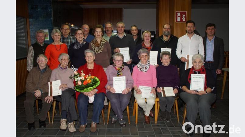 Eine Vielzahl langjähriger und engagierte Mitglieder wird bei der OWV-Jahreshauptversammlung geehrt. Die Auszeichnungen überreichen Vorsitzender Michael Koller (links), Angehörigen der Vorstandschaft und Bürgermeister Gerald Reiter (rechts). Bild: mmj