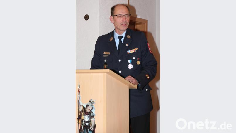 Kreisbrandmeister Alois Schindler stellte die Veränderungen in den Abläufen bei den Feuerwehren vor. Er lobte die Reuther Wehr als aktiv, verlässlich und wichtigen Anker im Ort. Schindler sicherte die Unterstützung für die Vorhaben der Wehr zu und betonte die Wichtigkeit der Ausbildung des Feuerwehrnachwuchses. Bild: rpp