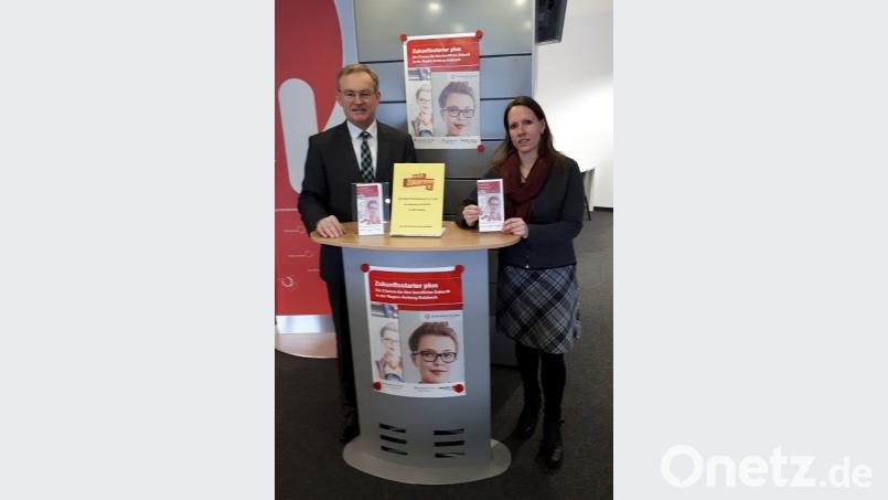 Sie stellen die Initiative Zukunftsstarter plus vor: Manfred Tröppl, Geschäftsstellenleiter der Agenturen für Arbeit Amberg und Sulzbach-Rosenberg, und Teamleiterin Stefanie Bauer. Bild: Agentur für Arbeit/exb
