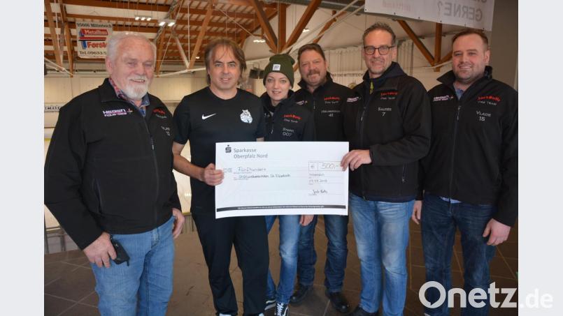 Mit einer Spende von 500 Euro überraschten die „Jack Bulls“ Stiftland die Behindertenwerkstätte St. Elisabeth. Mit diesem Geld wollen die „Jack Bulls“ die Mitarbeiter der Einrichtung teil haben an ihrem schönen Sport. Unser Bild zeigt (von links) Vladislav Migula, Max Schmid (Werkstätte), Steffi und Manfred Helgert, Christian Gleißner und Stefan Migula. Bild: jr