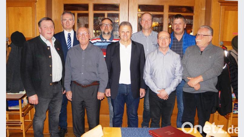 Der CSU-Ortsverband Ammerthal setzt weiter auf seine bewährten Kräfte: Alter und neuer Vorsitzender ist Robert Weiß (vorne, Dritter von links). Kreisvorsitzender Harald Schwartz (hintere Reihe, Zweiter von links) gratuliert den Jubilaren Herbert Schleicher (vordere Reihe, Zweiter von links) und Gerhard Doerfler (rechts). Bild: oe