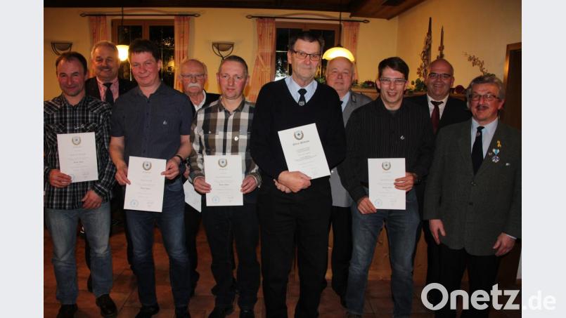 Lanjährige Mitglieder ehrte die Krieger- und Soldatenkameradschaft Wernersreuth, zudem wurde Werner Stark zum Ehgrenmitglied ernannt. Unser Bild zeigt von links, Manfred Freundl, Leonbergs Bürgermeister Johann Burger, Stefan Frank, Wolfgang Grundewald, Reinhold Eckstein, Werner Stark, stellvertretender Kreisvorsitzender Josef Meisl, Harald Fritsch, Neualbenreuths Bürgermeister Klaus Meyer und Vorsitzender Josef Böhm. Bild: kro