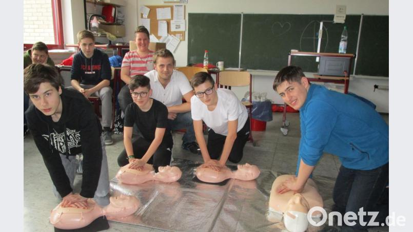Die Jungs beim Erste-Hilfe-Kurs mit den neuen Übungspuppen. Bild: exb