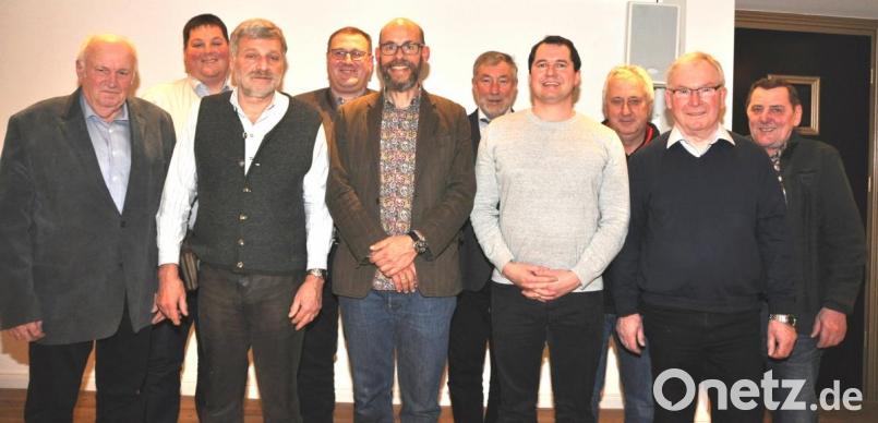 Bezirksvorsitzender Christian Benoist gratuliert Schriftführer Lothar Kroll, Vorsitzendem Wolfgang Nicklas, den Beisitzern Uli Maier und Hans Eckl (vorne, von links), Kassier Stefan Schlagenhaufer, zweitem Vorsitzenden Hans-Peter Wiesent (hinten, von links), den Beisitzern Josef Braun und Alois Köppl (hinten, von rechts). Zweiter Bürgermeister Hans-Peter Klünner (hinten, Mitte) leitet die Neuwahlen. Bild: es