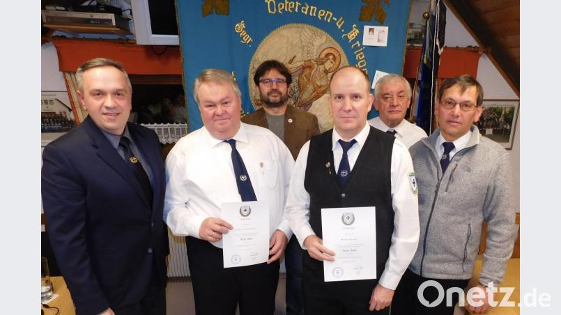 Für langjährige Treue zeichnete die Krieger- und Soldatenkameradschaft Herbert Weismeier (zweiter von links) sowie Schussmeister Mario Krapf (dritter von rechts) und Manfred Seitz (nicht im Bild) aus. Es gratulierten Vorsitzender Alois Kausler (von rechts), stellvertretender Vorsitzender Konrad Krywinzki, Bürgermeister Wolfgang Haberberger und Kreisvorsitzender Thomas Semba.