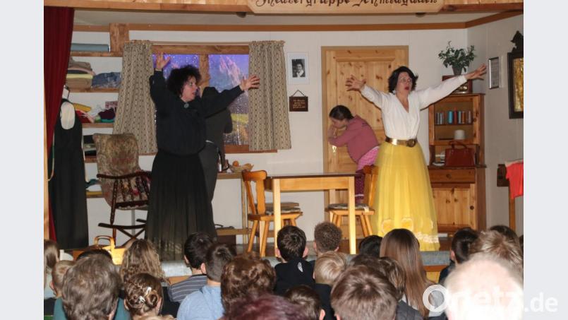 Da müssen sie alles aufbieten, um das Wetterchaos zu beseitigen, das der Schneider Zwirn angerichtet hat - die Sonnen-Res und die Blitz-Burgl. Bild: ral