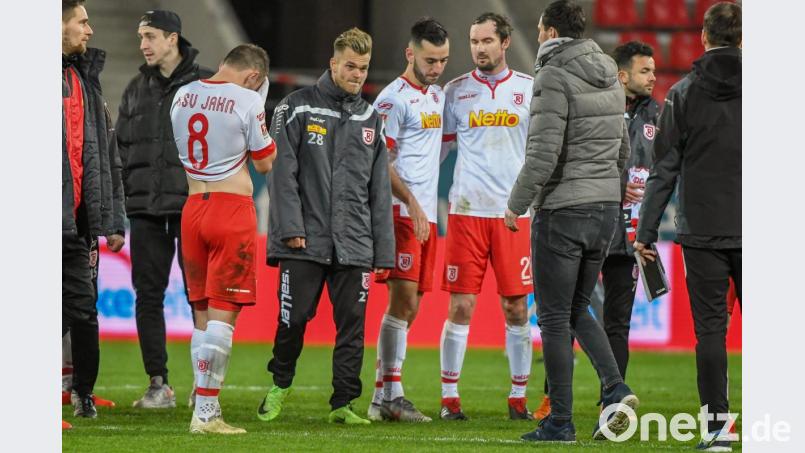 Andreas Geipl (Nummer 8) trauert nach Spielschluss seiner vergebenen Elfmeter-Chance immer noch nach. Die Regensburger verloren gegen die SpVgg Greuther Fürth mit 0:2. Bild: Armin Weigel/dpa