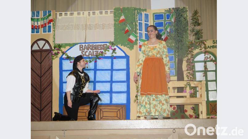 Boccaccio (Katharina Pötzl, links) gesteht Flametta (Simone Kraus) seine Liebe. Bild: jzk