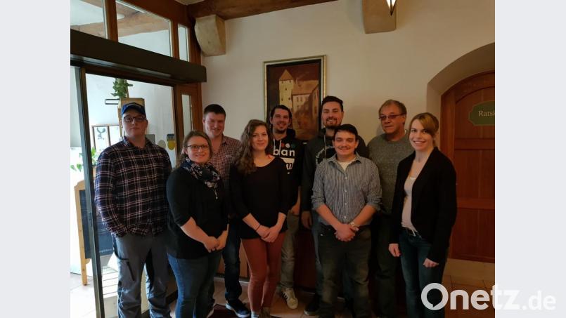 An der Spitze der Kirwagemeinschaft Axtheid-Berg stehen in den nächsten beiden Jahren (von links): Fabian Luber, Helena Schertl, Johannes Näger, Elisa Schertl, Marco Freitag, Lukas Stauber, Patrick Berger, Ernst Uhl und Eva-Katharina Müller. Bild: exb