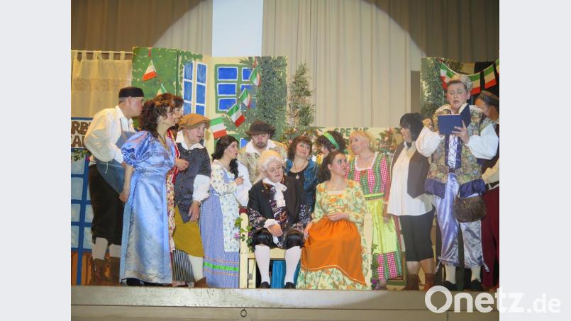 Prinz Pietro (Albert Dobmeier, vorne rechts) macht sich Notizen für seine Operette. Bild: jzk