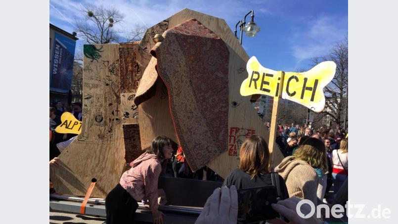 Ein großer Dackelkopf aus Holz führt die Parade an. Bild: we
