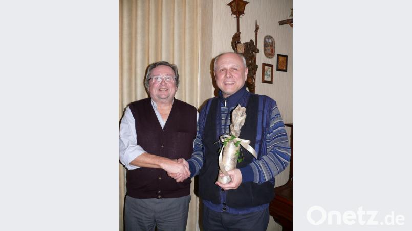Klaus Rösch (links) bedankte sich bei Karl-Hans Hofmann mit einem Geschenk. Bild: kgg