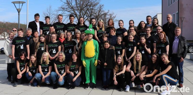 Vertreter von örtlichen Unterstützern, Musicalteam und Bürgermeister Edgar Knobloch (oben, links) freuen sich auf das Musical &quot;Tabaluga - Es lebe die Freundschaft&quot;. Bild: myd