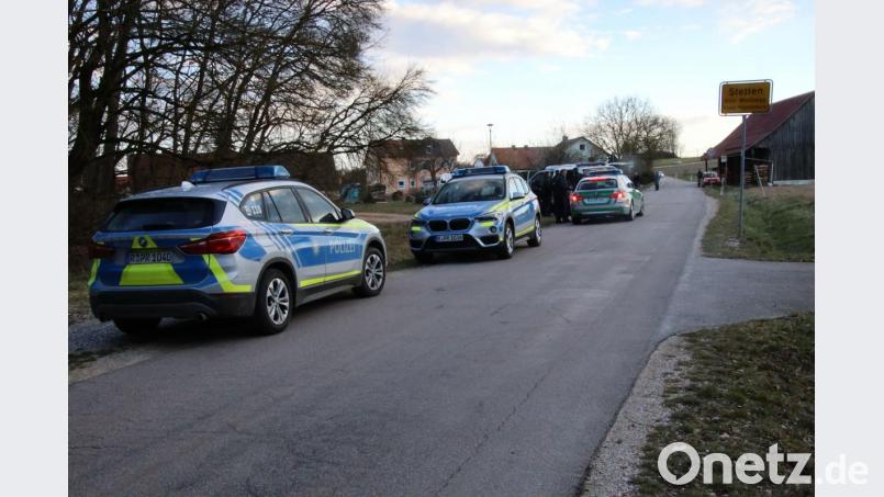 Die Polizei sucht nahe Wolfsegg im Landkreis Regensburg einen 28-jährigen Mann, der nach einer Körperverletzung mit der Androhung weiterer Straftaten, flüchtete. Bild: Alexander Auer